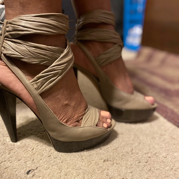 Authentic Sexy Burberry heels - Picture 3 of 5